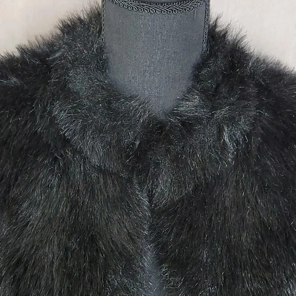LA FETE Black Faux Fur Vest - Picture 2 of 6